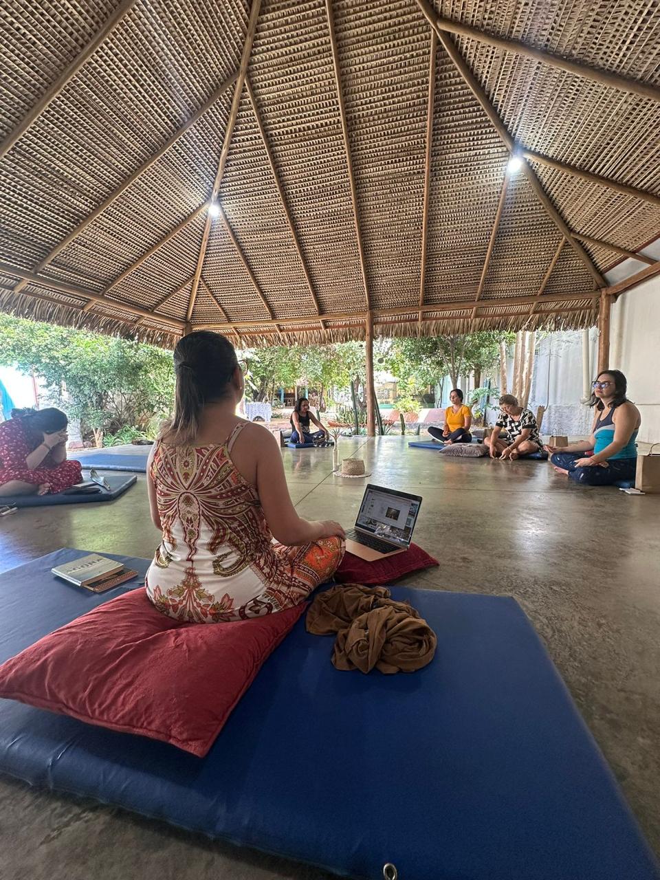 Thaís conduzindo uma prática de meditação